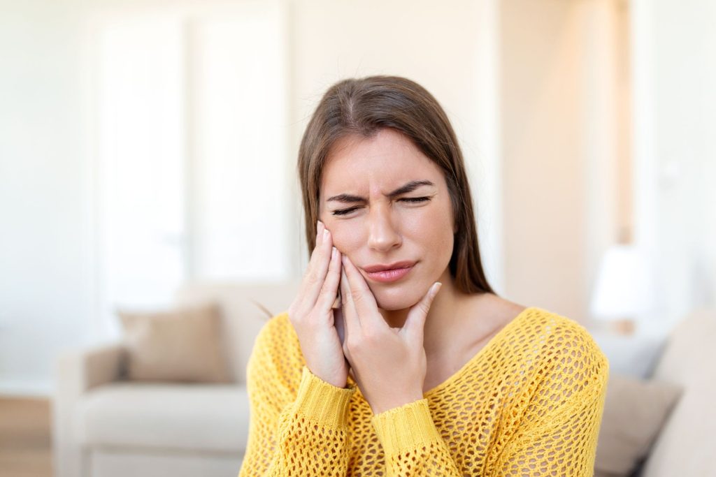 Causes, symptoms and treatment for teeth sensitivity